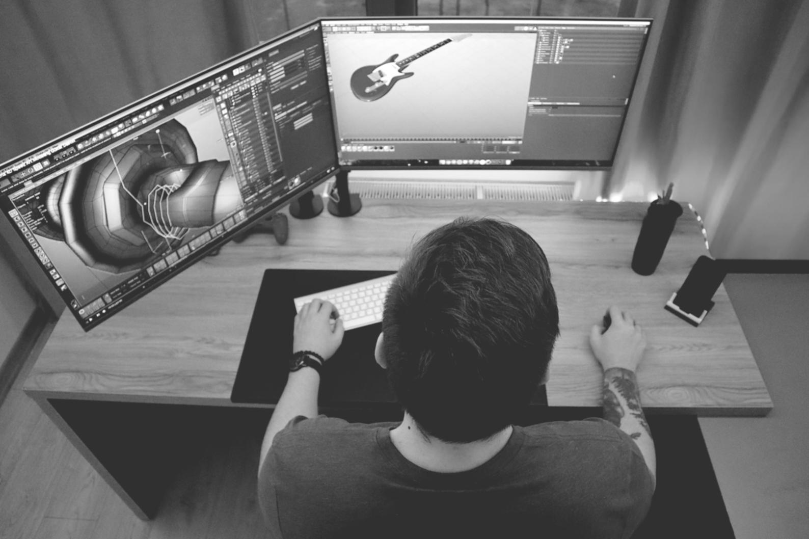 Especialista analizando código de seguridad en videojuegos móviles